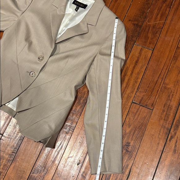 Escada Women's Beige Blazer - Picture 7 of 9